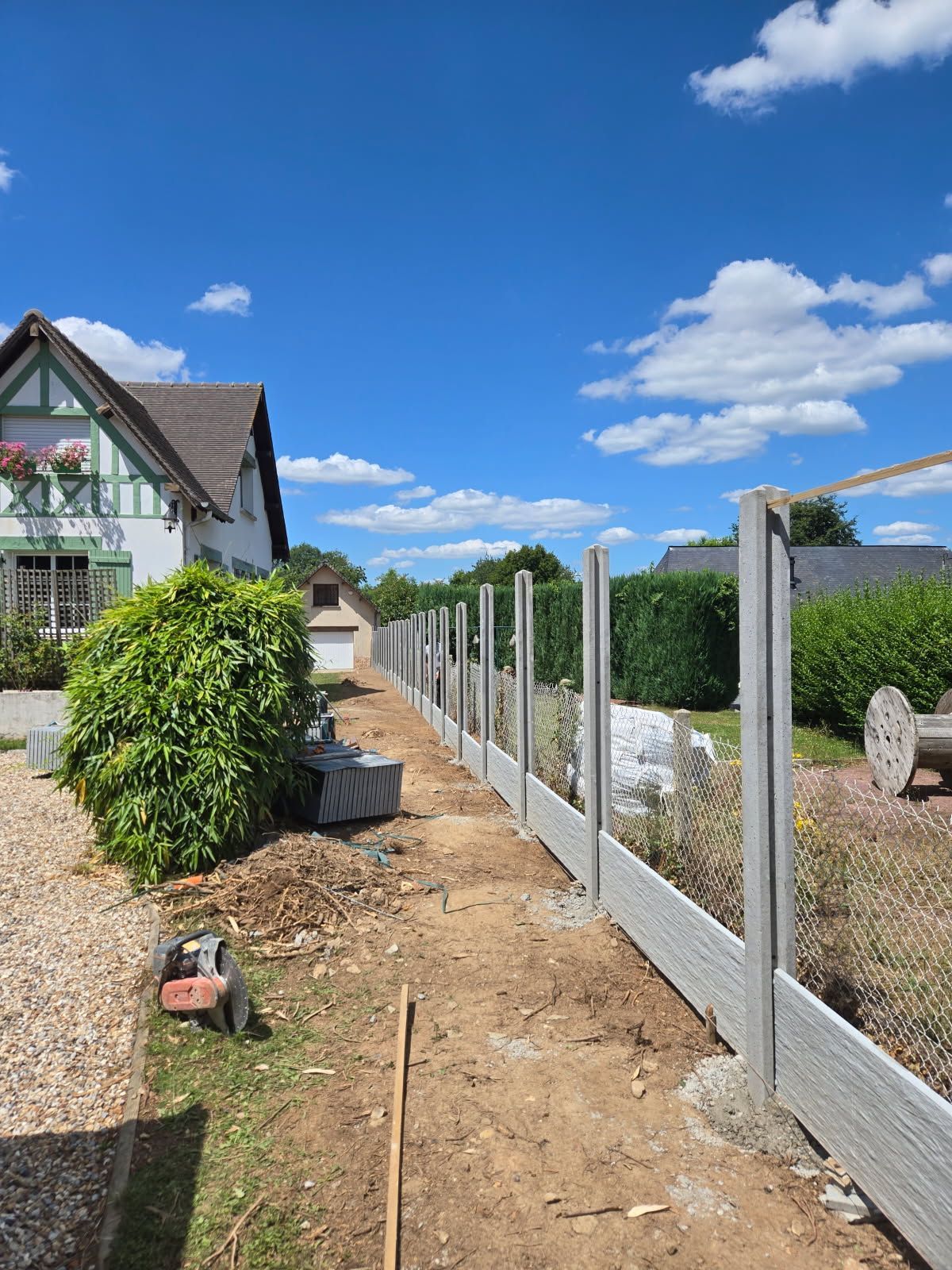 Pose de clôture en cours