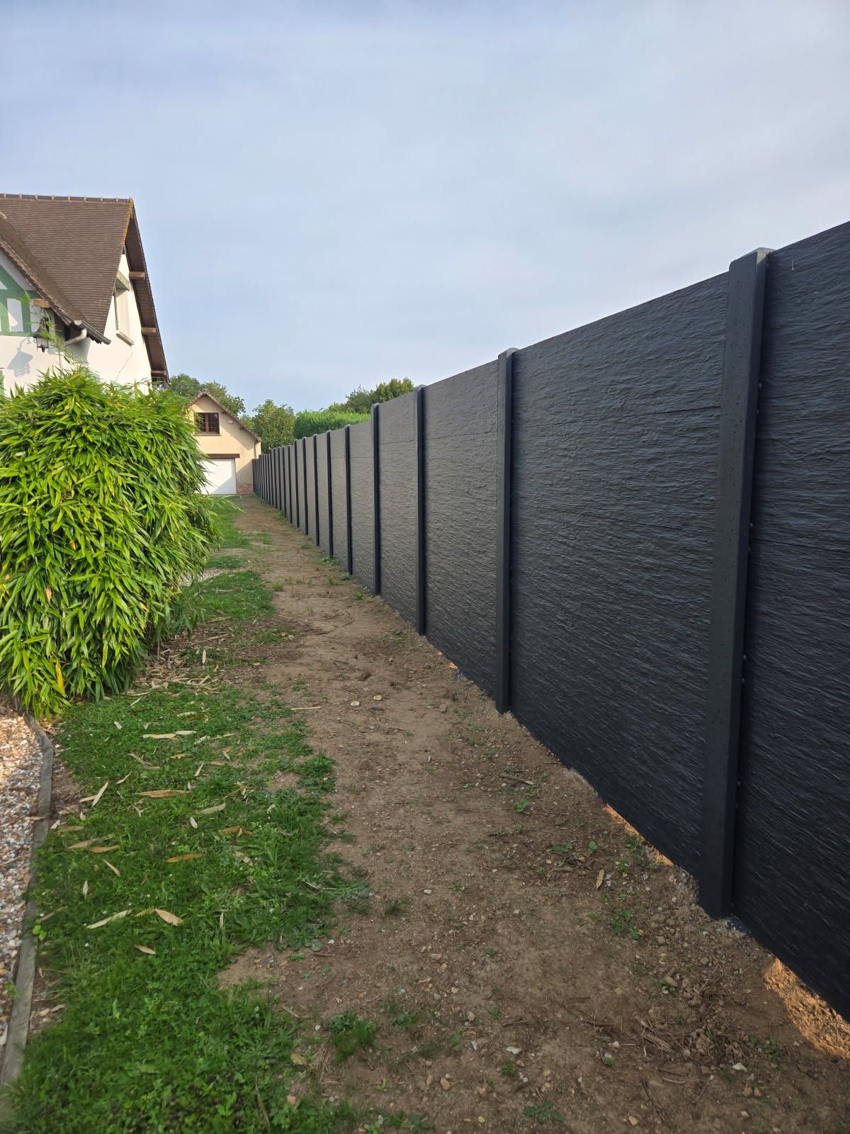 Clôture noire dans un jardin