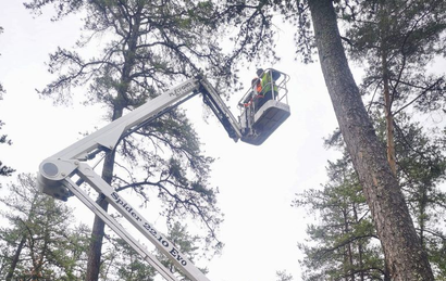 Appareil photo vintage posé sur un clavier de piano.