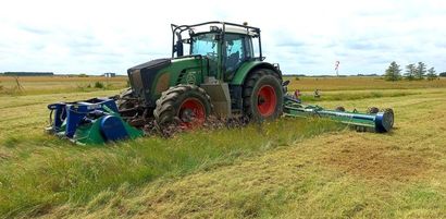 Appareil photo vintage posé sur un clavier de piano.