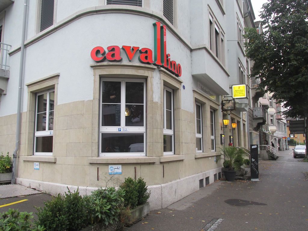 Zwei Frauen stehen nebeneinander und schauen sich eine Tasse Kaffee an.