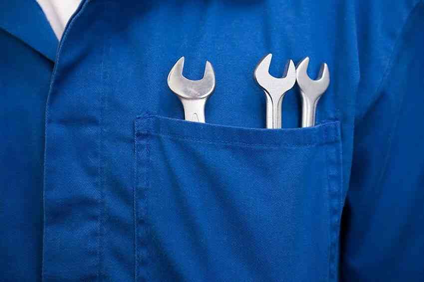 Un hombre con un abrigo azul tiene dos llaves en su bolsillo.