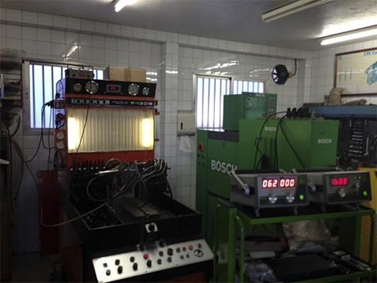 Una máquina Bosch está en una habitación con otras máquinas.