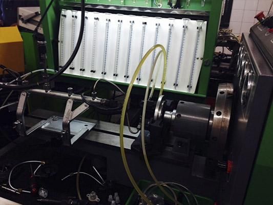 Una máquina verde con una manguera amarilla conectada a ella.