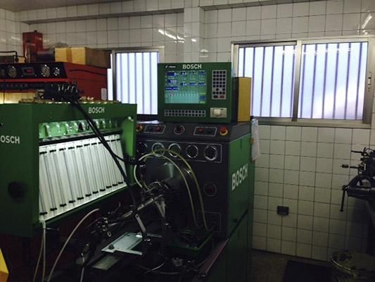 Una máquina Bosch está en una habitación al lado de una ventana.