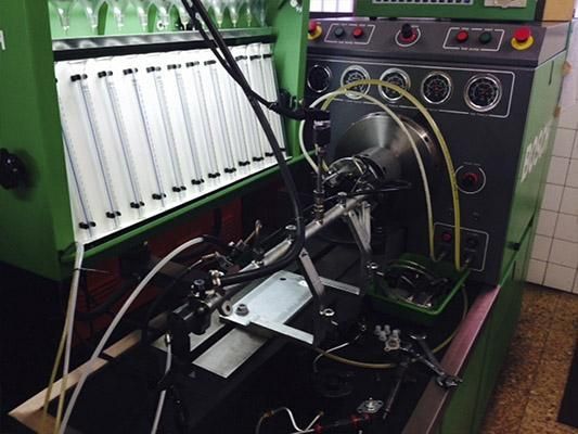 Una máquina verde con un montón de cables saliendo de ella.