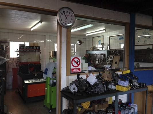 Un reloj en una pared encima de una señal de prohibido el paso.