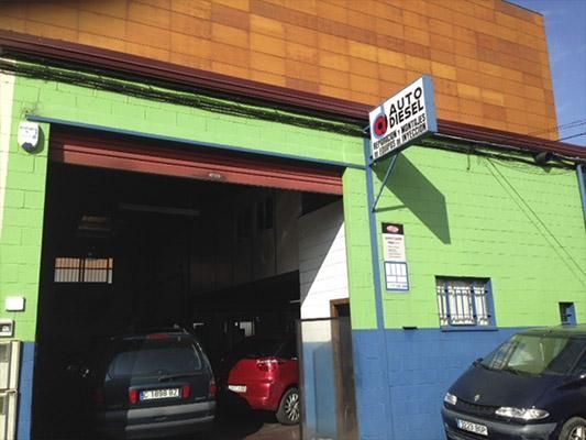 Un edificio verde con un cartel que dice auto diesel.