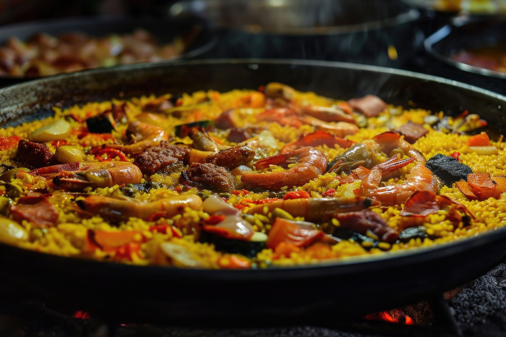 Paella en sartén grande, arroz amarillo con camarones, chorizo ​​y verduras.