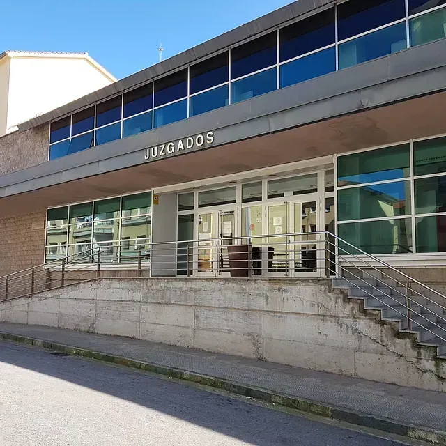 Exterior de un juzgado con el letrero