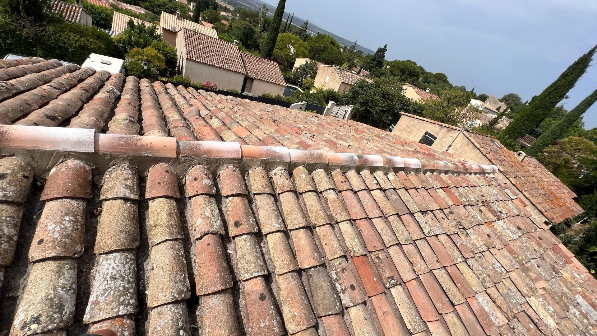 Toiture d'une maison vue du toit.