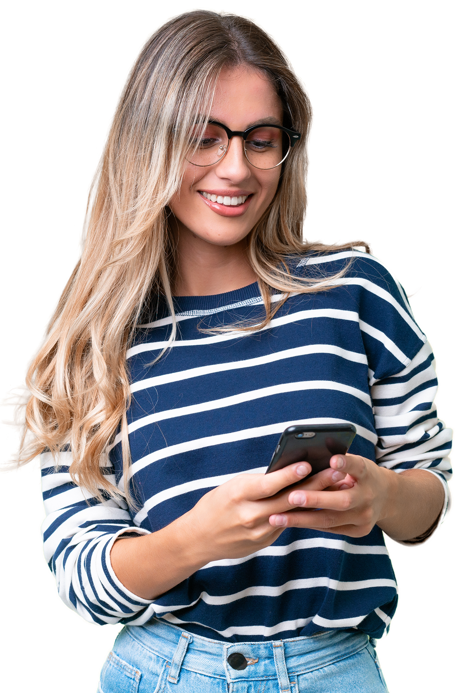 Une femme en train de consulter son smartphone.