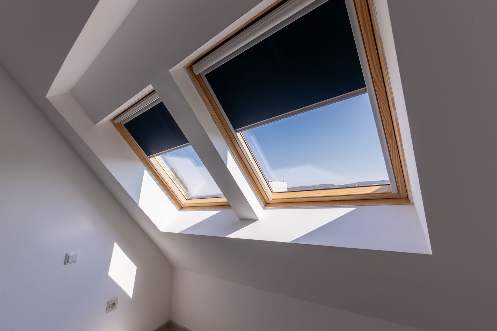 Deux Velux apportant de la lumière dans une pièce sous les combles.