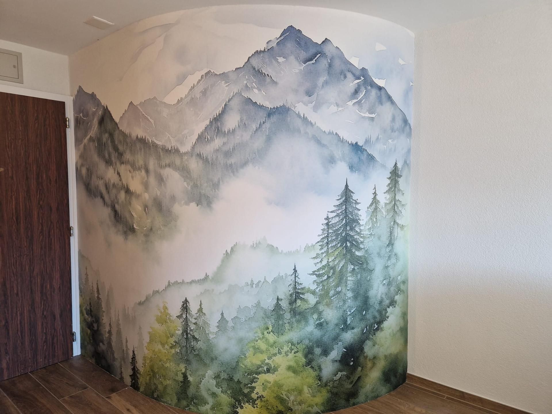 Il y a une peinture de montagnes et d'arbres sur le mur.