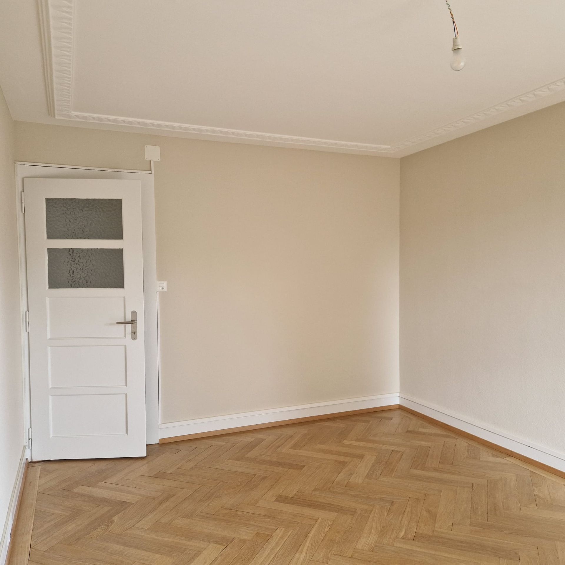 Une image d'une montagne avec un cercle blanc au milieu.