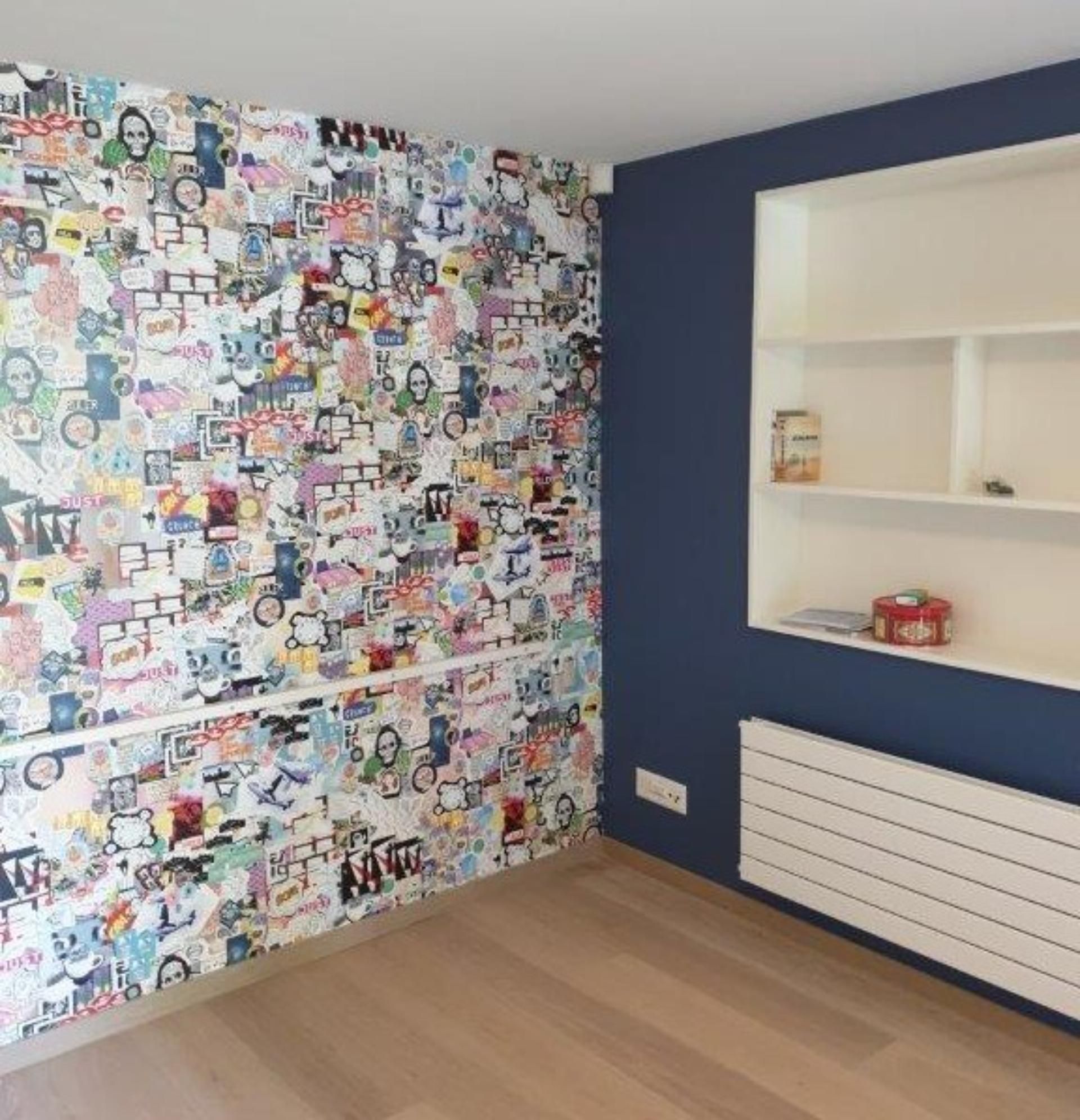 Une pièce avec un mur sur lequel il y a beaucoup d'autocollants