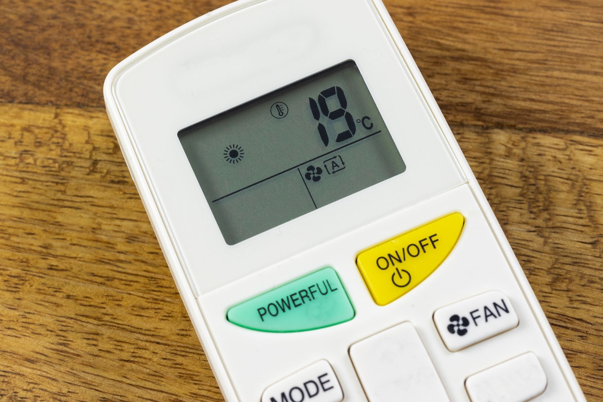 Une télécommande blanche