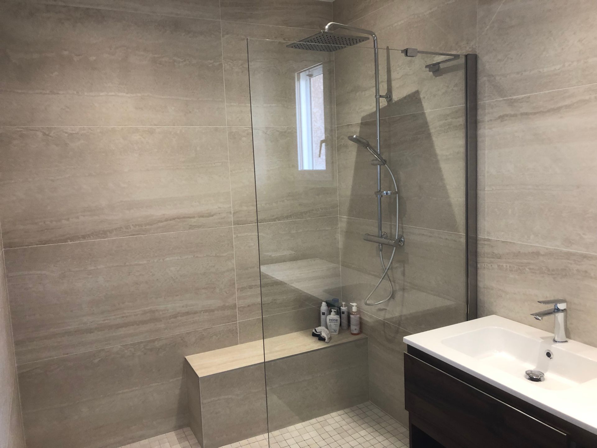 Douche avec carrelage imitation marbre