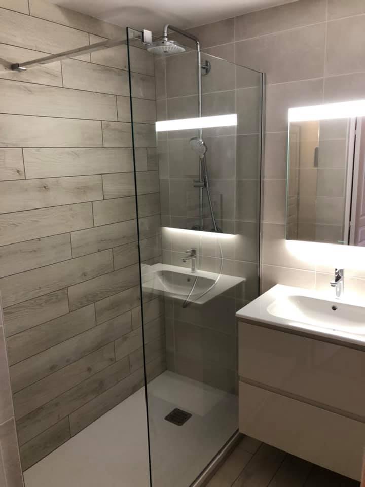 Douche avec carrelage imitation bois