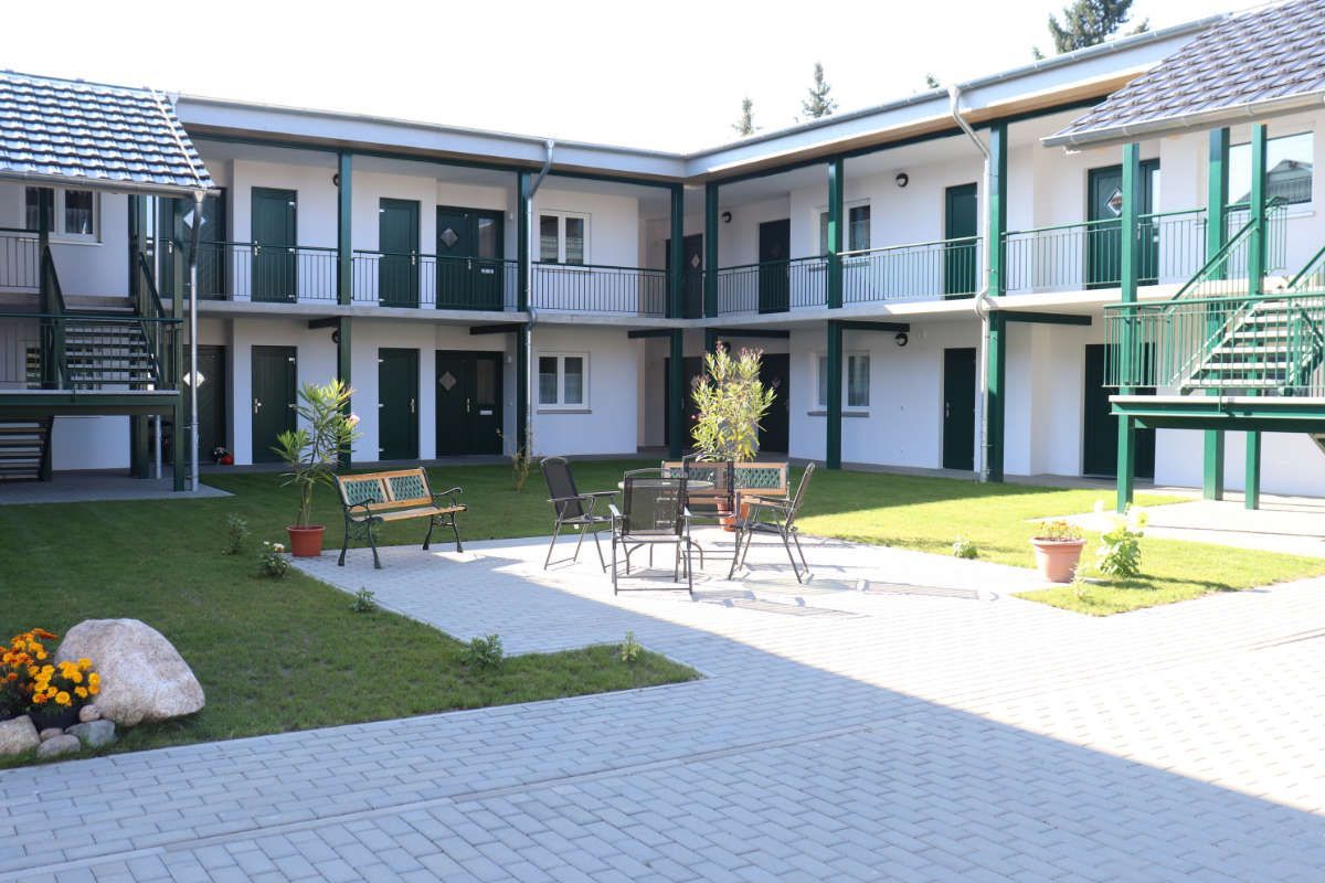 altersgerechte Wohnanlage Innenhof mit Sitzgelegenheit