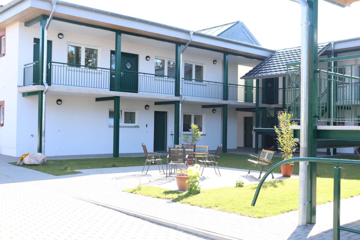 altersgerechte Wohnanlage Innenhof mit Sitzgelegenheit