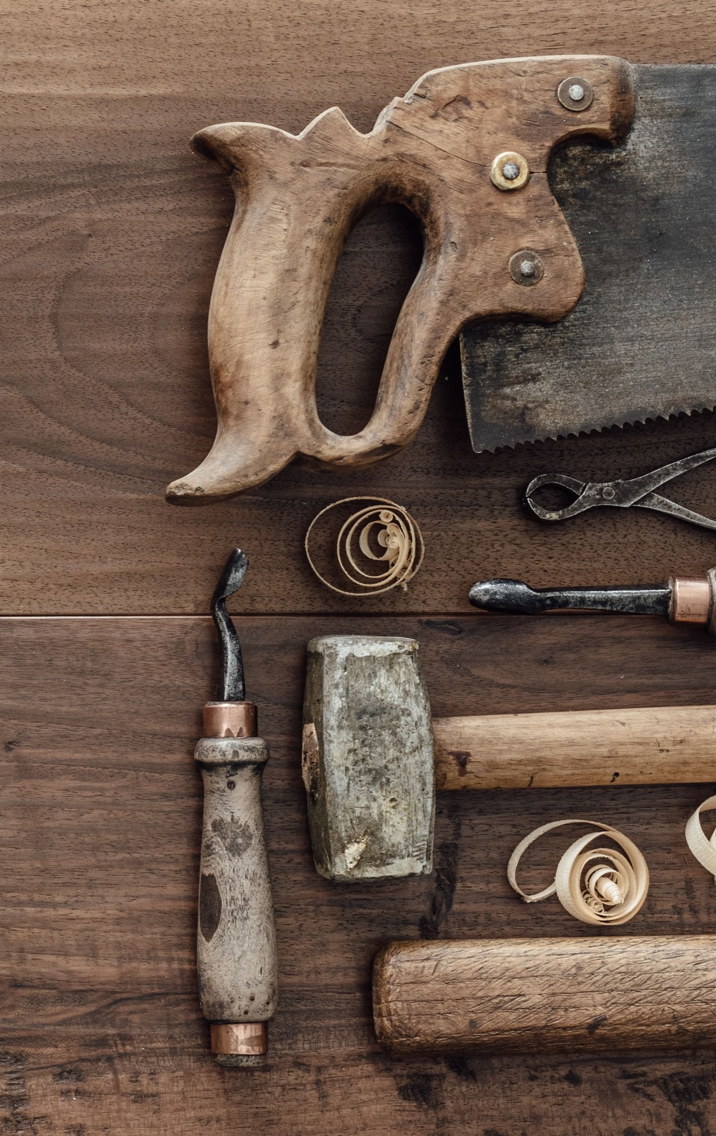 Manche d'une scie et tête de marteau