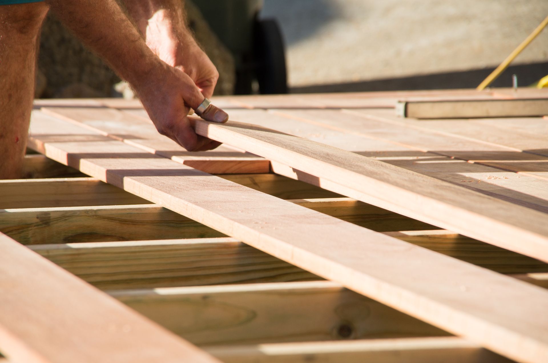 Pose de lames pour une terrasse en bois