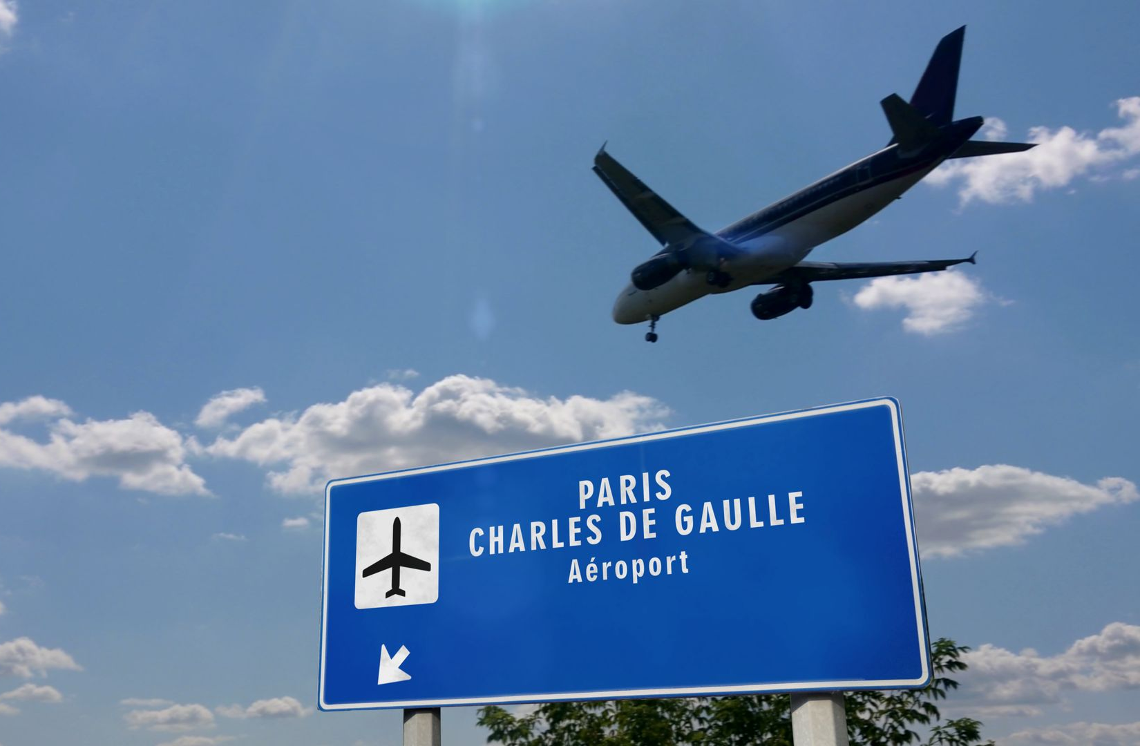 Panneaux de direction et avion dans le ciel