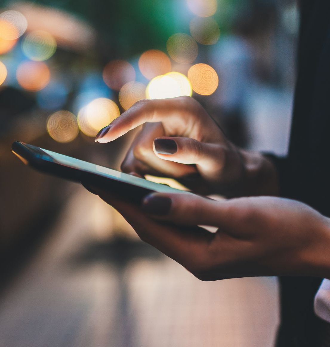 Femme qui appelle un taxi de nuit