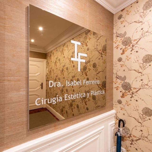 Un espejo con el nombre Isabel Ferrero.