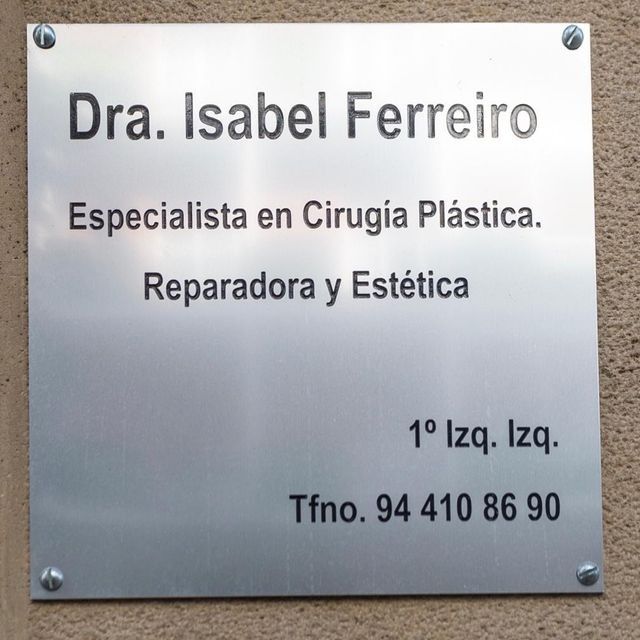 Un cartel que dice Dra. Isabel Ferreiro.