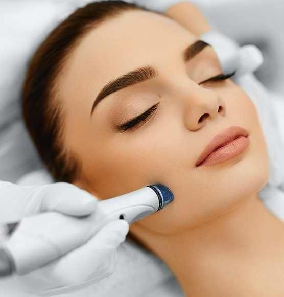 Una mujer está recibiendo un tratamiento en su cara.