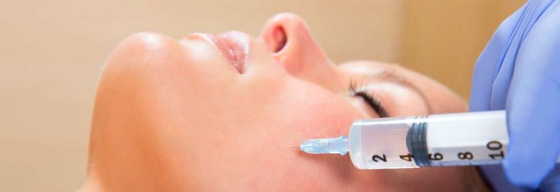Una mujer recibe una inyección de botox en la cara.