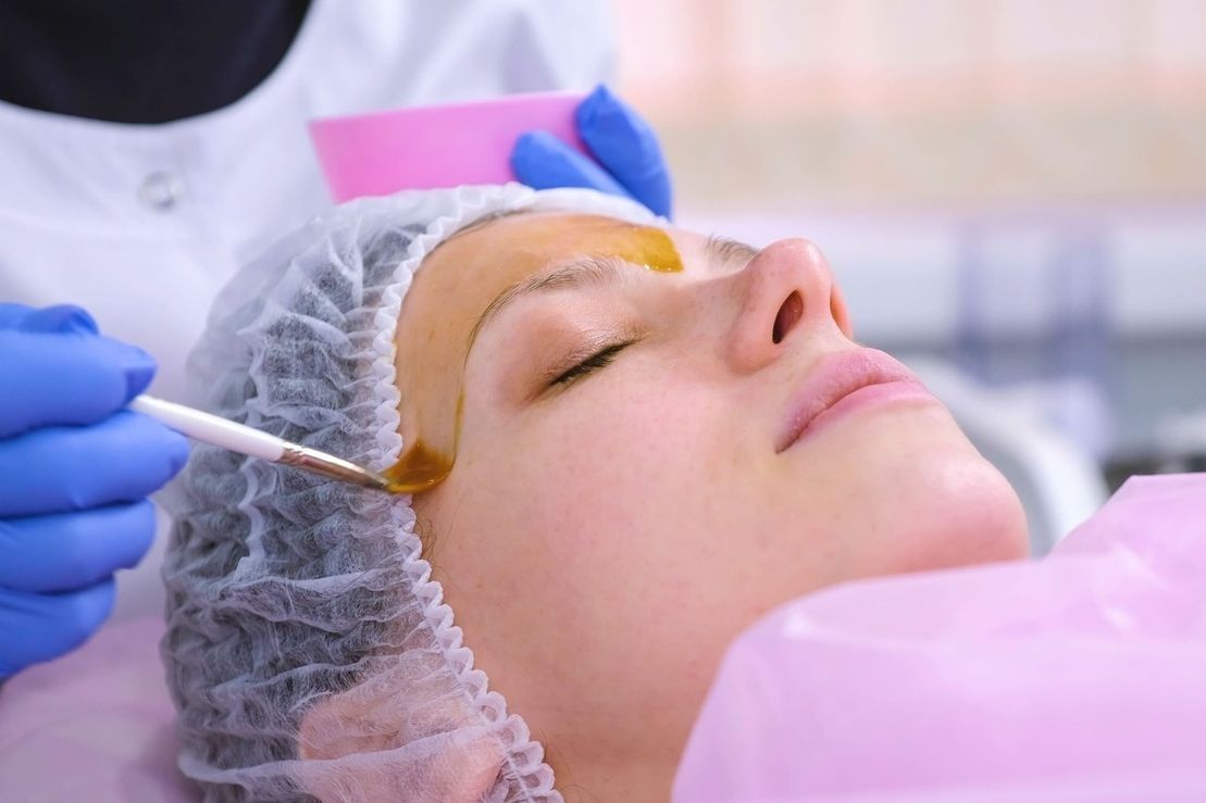 Una mujer está recibiendo un tratamiento facial en un salón de belleza.