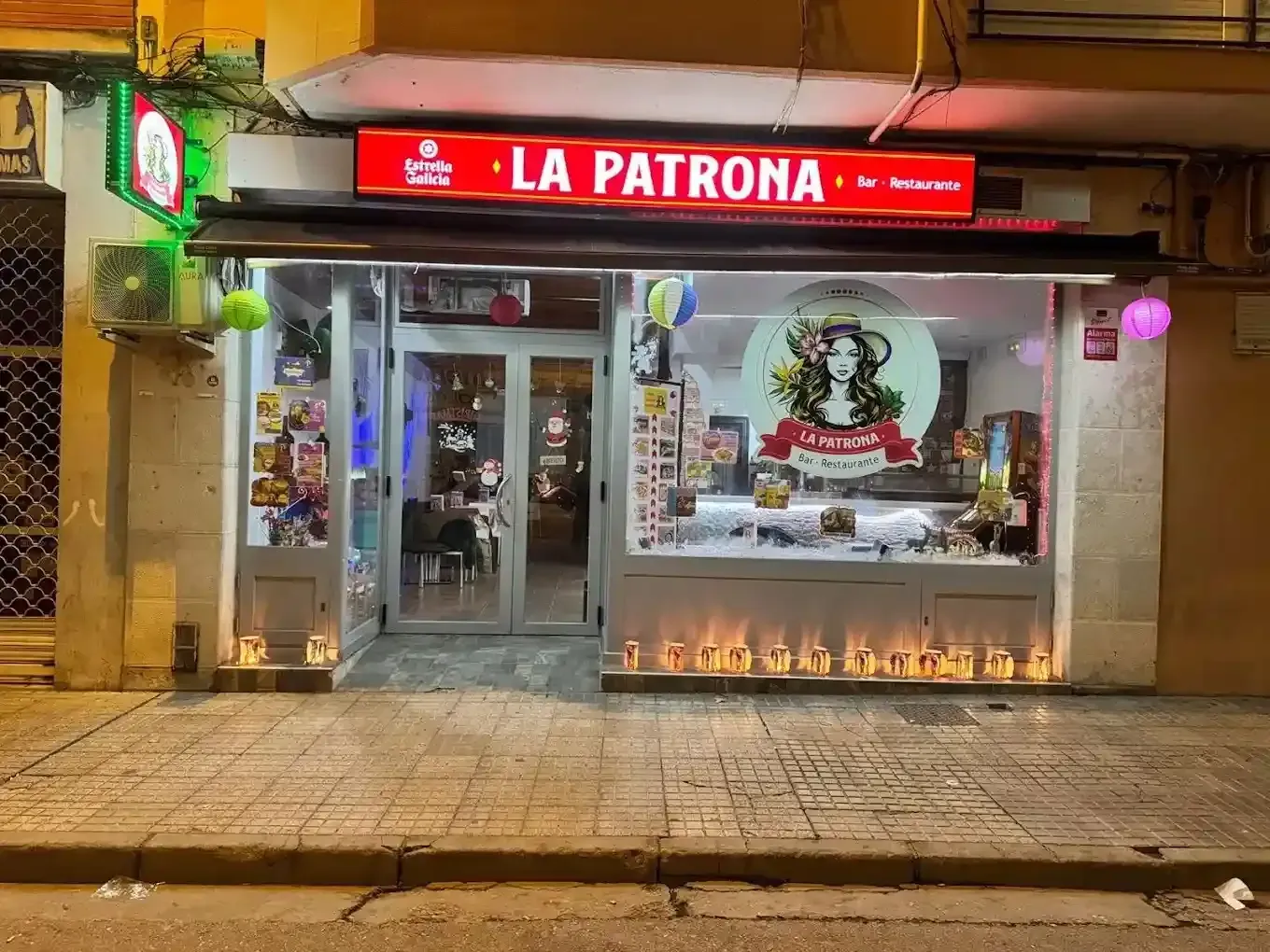 Icono de marcador de posición gris claro con un sol y montañas sobre fondo blanco