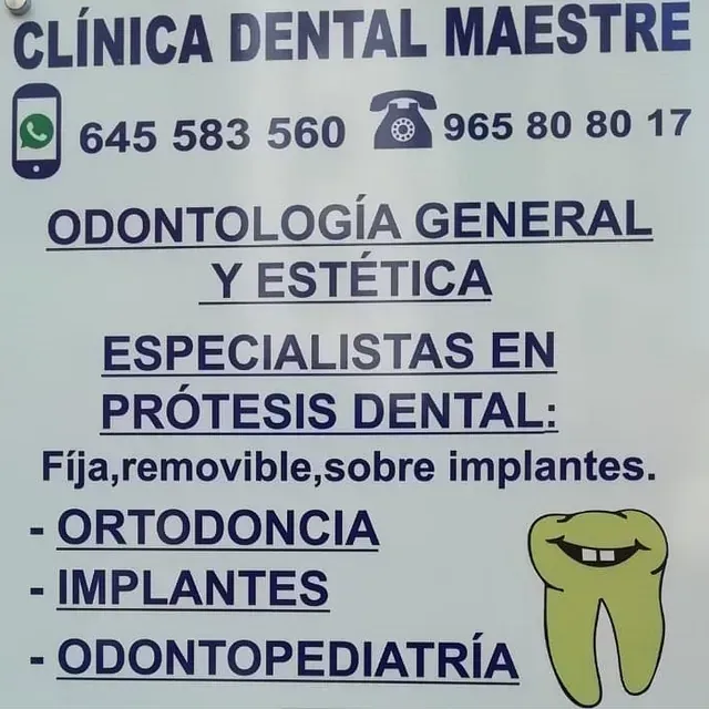 Un cartel de Clínica Dental Maestre muestra un diente sonriente.