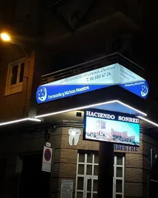 Un edificio con un cartel que dice