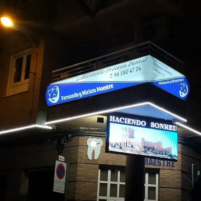 Un edificio con un cartel que dice haciendo sonreu