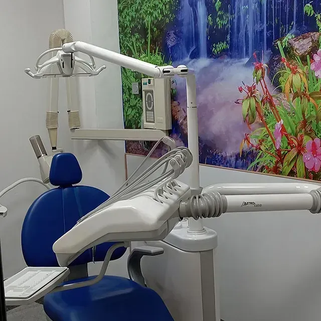 Un consultorio dental con una imagen de una cascada en la pared.