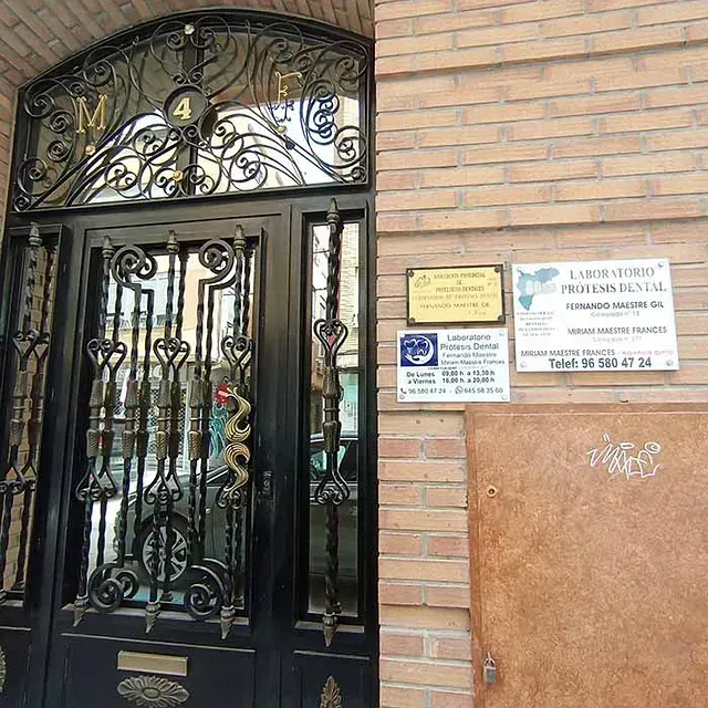 Una puerta de hierro forjado con el número 4 en ella