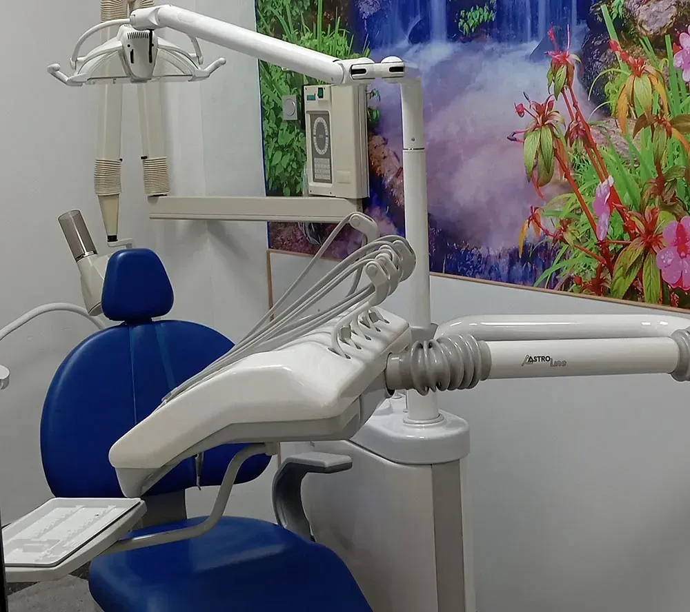 Un sillón dental azul y blanco en un consultorio dental.