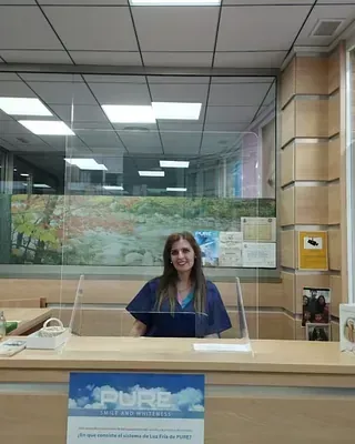 Una mujer está sentada en un mostrador en un hospital.