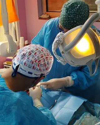 Dos cirujanos están operando a un paciente en un quirófano.