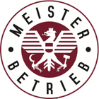 Meister BärtrieB-Logo mit kastanienbraunem Adleremblem und kreisförmigem schwarzem Text auf weißem Hintergrund