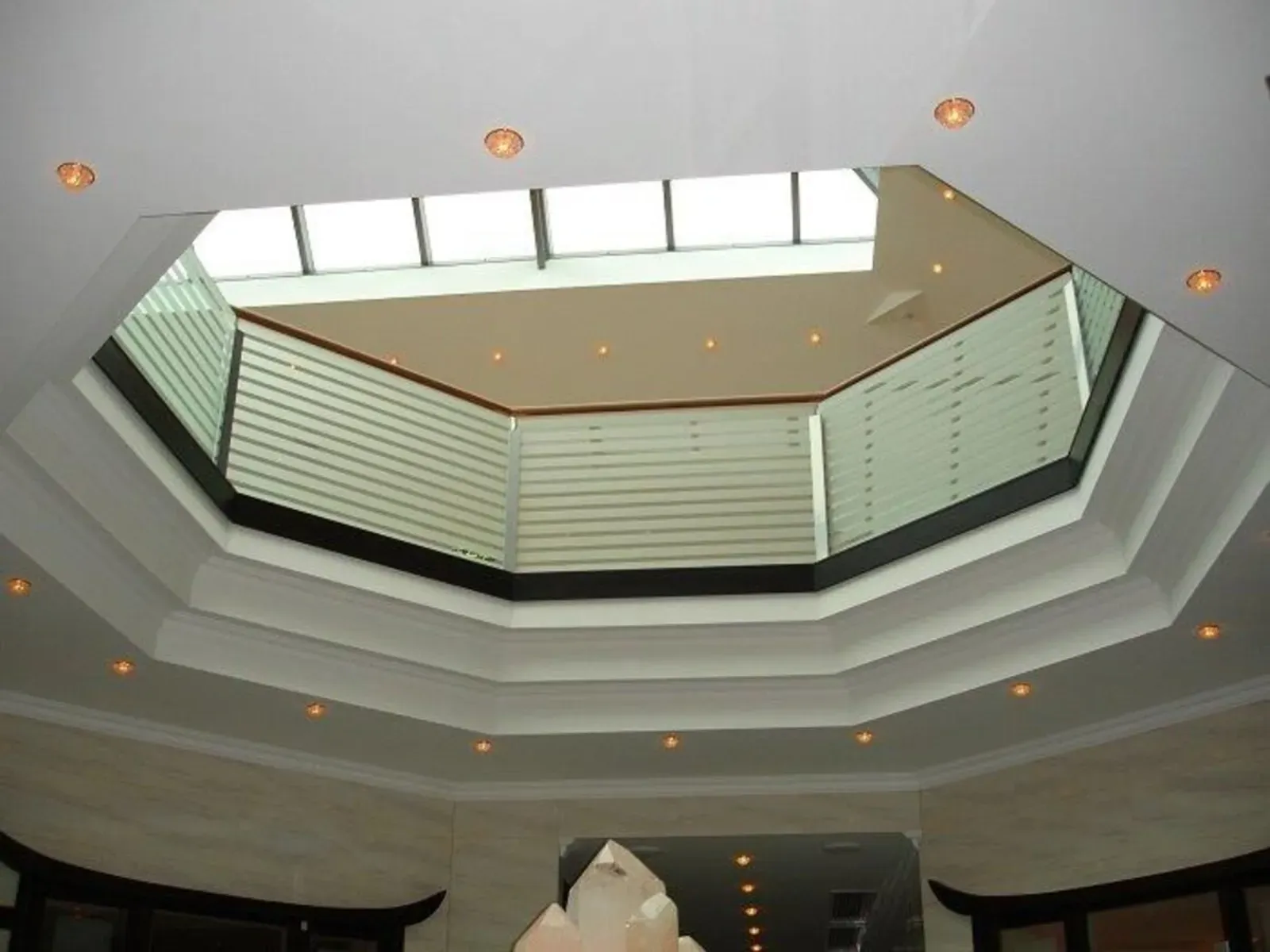Achteckiges Atrium-Oberlicht mit Glasgeländer und eingelassenen Deckenleuchten
