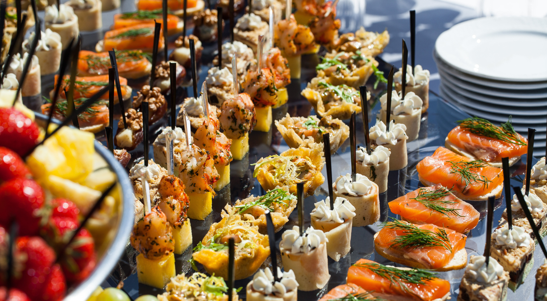 El servicio de catering incluyó una variedad de aperitivos en brochetas, que incluían fruta, marisco y mini pasteles.