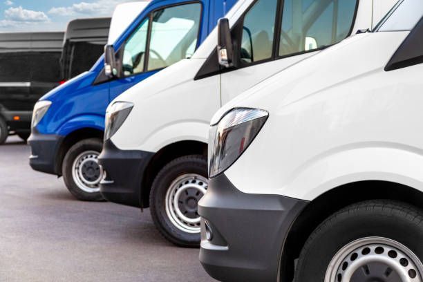 Una fila de furgonetas están estacionadas una al lado de la otra en un estacionamiento.