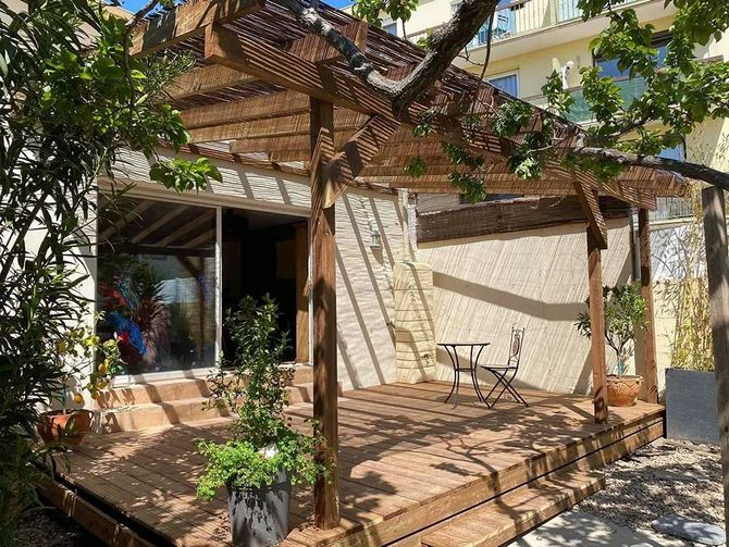 Terrasse et pergola en bois par Lm Jardins