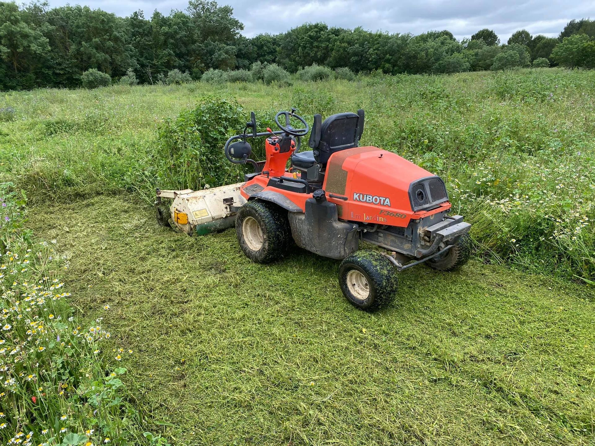 Tracteur tondeuse/débroussailleuse