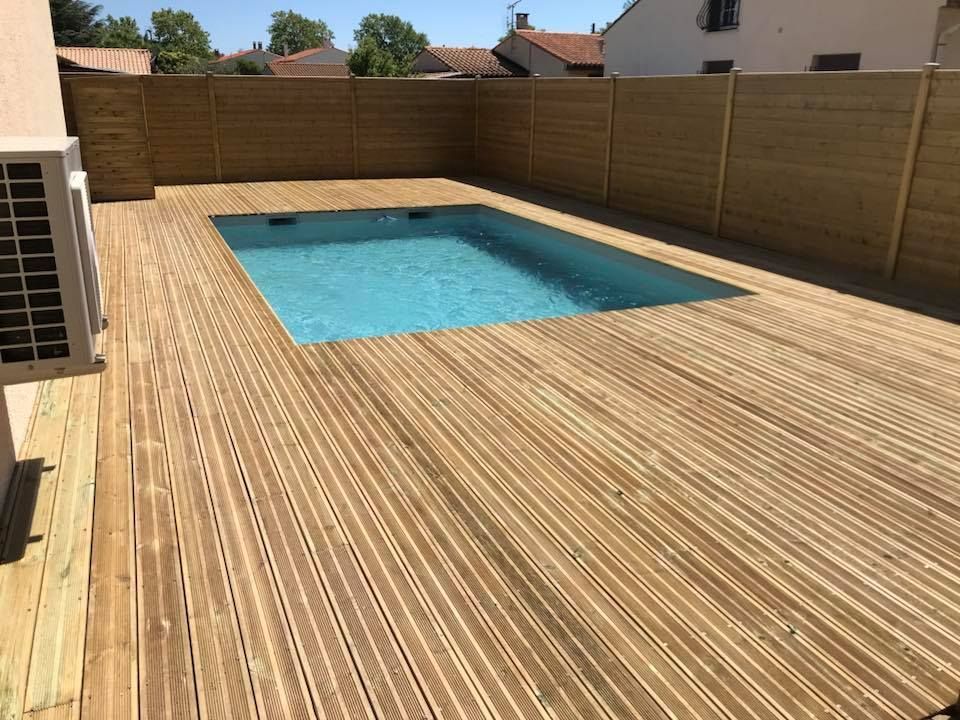 Terrasse en bois autour d’une piscine
